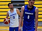 Jakub iina (vlevo) a Tomá Satoranský na tréninku eských basketbalist