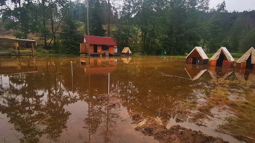 Jeden z d�tských tábor� na Pelh�imovsku musel být po vydatných bou�kách...