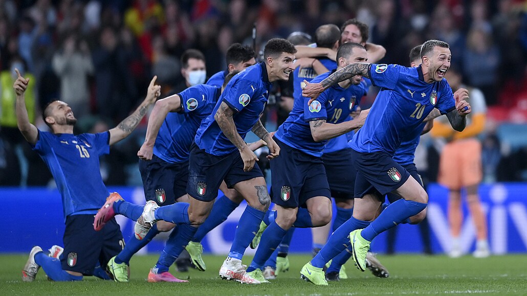 Italtí fotbalisté slaví postup do finále mistrovství Evropy.