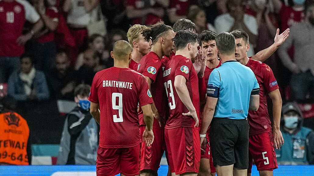 Dán�tí fotbalisté protestují proti penaltovému verdiktu rozhod�ího Dannyho...