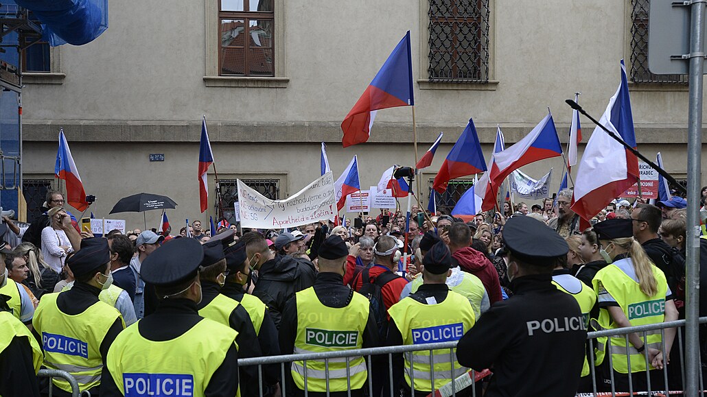 Malostranském náměstí v Praze mají organizátoři protivládních demonstrací v oblibě.