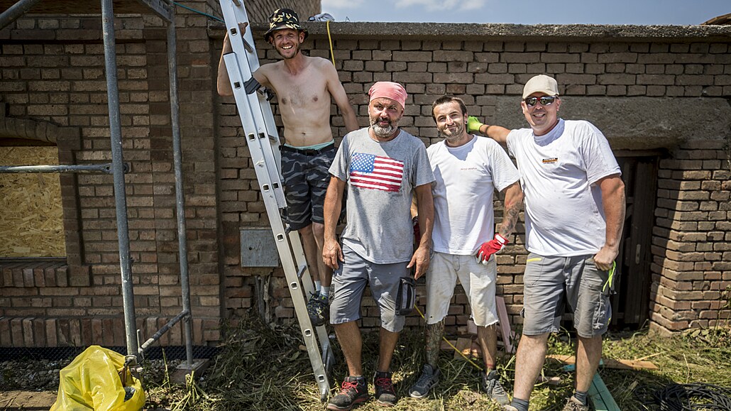 Petr, Pavel, Jirka, Pepa. Bn pracují na zakázkách po republice, ale zde...