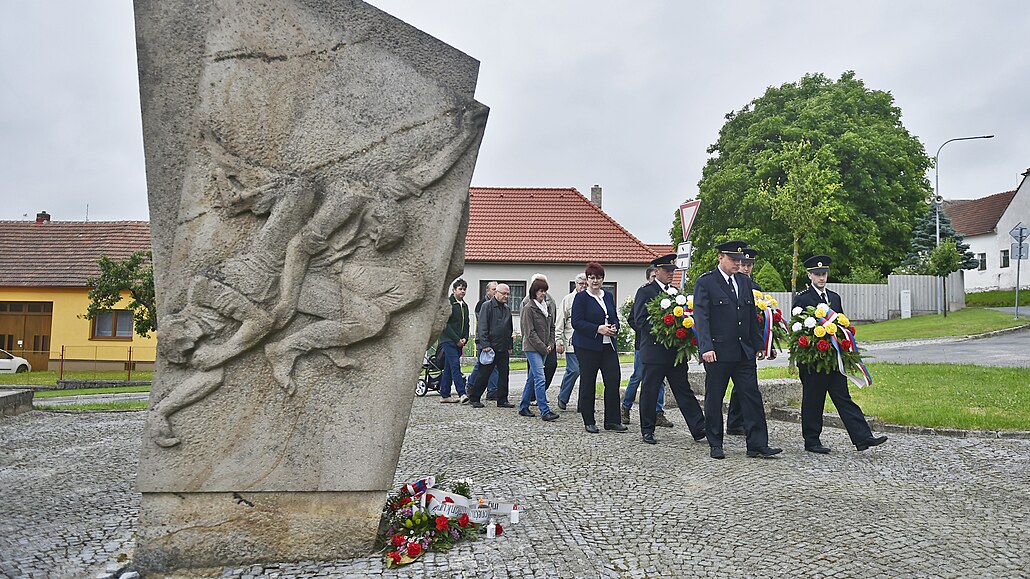 Babice si p�ipomínají 70 let od vra�d v budov� �koly. Výst�ely Ladislava Malého...