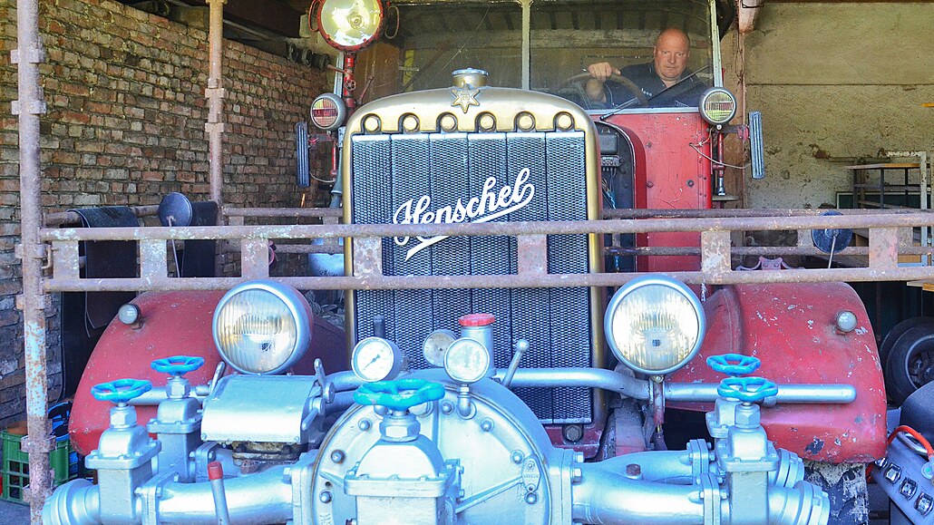 Hasičský speciál Henschel z roku 1937 mají zaparkovaný v garáži hasiči ze Staré...