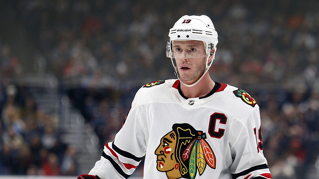 Úto�ník Jonathan Toews z Chicago Blackhawks