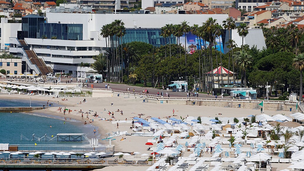 P�ípravy festivalového paláce v Cannes