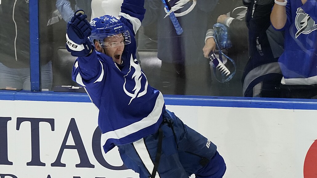 Ond�ej Palát z Tampa Bay Lightning slaví sv�j finálový gól.