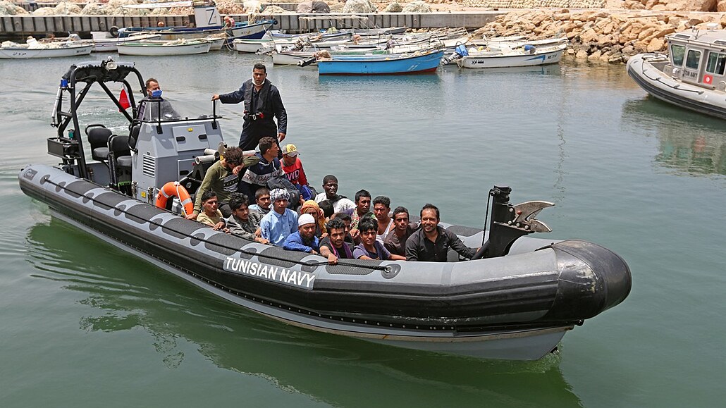 Tuniské námonictvo zachránilo 178 migrant z vod Stedozemního moe z lodí,...