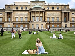 V sou�asnosti Buckinghamský palác prochází rekonstrukcí, která je naplánována...