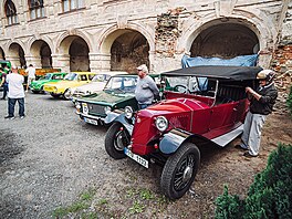 Vozy se adily na nádvoí zámku, jedním z nejstarích byla tato Tatra z pelomu...