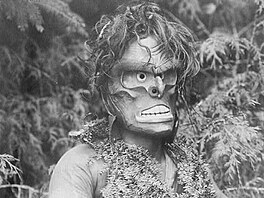 Paqusilahl byl divokým mužem z lesů. Jeho maska nevěštila nic dobrého.
