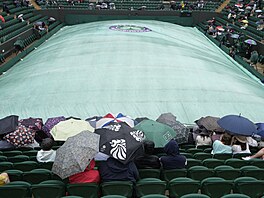 Kurty jsou pod plachtou, ve Wimbledonu prší.