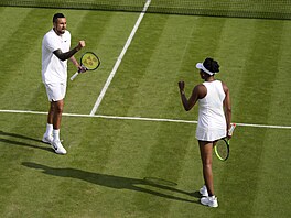 Australan Nick Kyrgios a Američanka Venus Williamsová slaví postup do druhého...