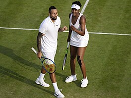 Australan Nick Kyrgios a Američanka Venus Williamsová si užívají společnou...