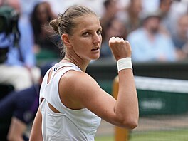 Karolna Plkov se hecuje v semifinle Wimbledonu.