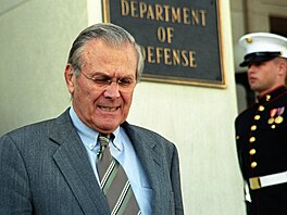 Donald Rumsfeld jako ministr obrany v roce 2005 p�ed Pentagonem