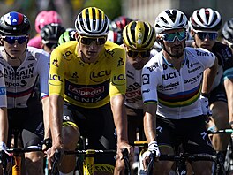 Mathieu van der Poel a Julian Alaphilippe na startu sedm etapy Tour de France.
