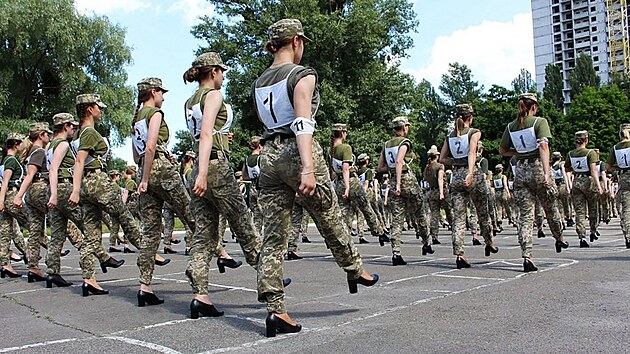 Ukrajinsk vojaky se pipravuj na vron pochod. Na nohou pitom maj msto pevn obuvi vysok podpatky. (2. ervence 2021)