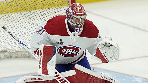 Brankář Montrealu Canadiens Carey Price se soustředí na střely soupeřů z Tampy...