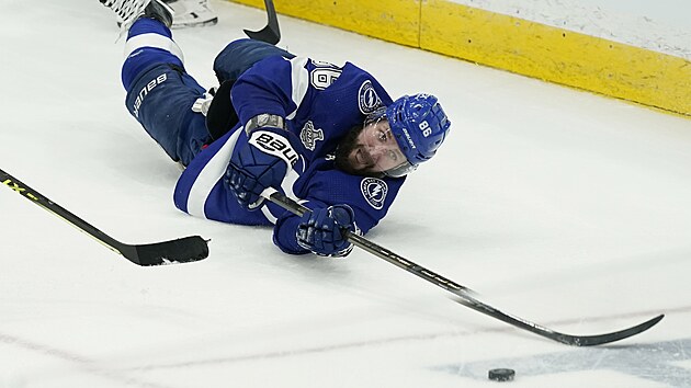 POJĎ SEM! Hvězda Tampa Bay Lightning Nikita Kučerov se snaží v pádu přihrát kotouč během druhého finále Stanley Cupu.