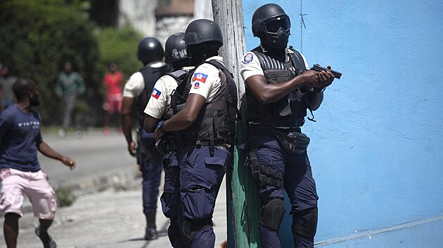 Haitská policie identifikovala 28 členů komanda, které podle ní zavraždilo prezidenta Jovenela Moiseho. Zatím se podařilo zadržet 15 Kolumbijců a dva Američany. (8. července 2021)