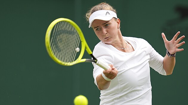 esk tenistka Barbora Krejkov returnuje proti Lotyce Anastasii Sevastovov bhem utkn 3. kola ensk dvouhry na Wimbledonu.