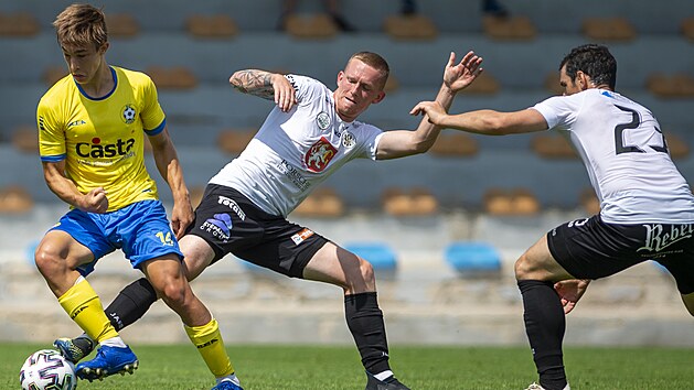 Ppravn fotbalov utkn FC Psek - FC Hradec Krlov. Zleva Martin Kynkor z Psku, Petr Kode z Hradce a Jakub Rada z Hradce.