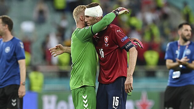 Dánský brankář Kasper Schmeichel (vlevo) se objímá s českým záložníkem Tomášem Součkem po čtvrtfinále ME.