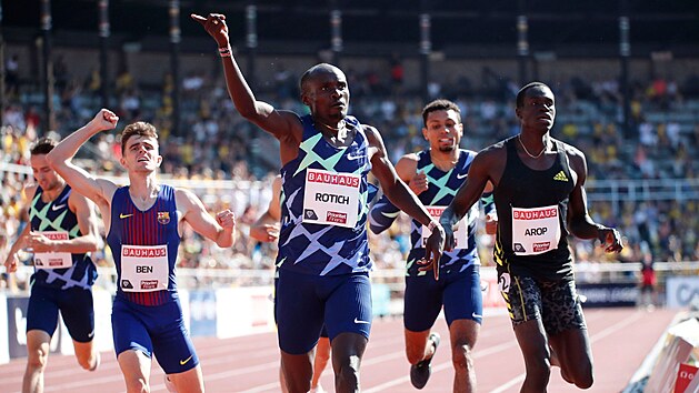 Keňan Ferguson Rotich vítězí v běhu na 800 metrů v rámci závodů Diamantové ligy ve Stockholmu.
