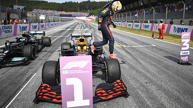 Nizozemsk jezdec ve slubch Red Bullu, Max Verstappen, vystupuje ze svho monopostu po vtzstv na Velk cen Rakouska Formule 1.