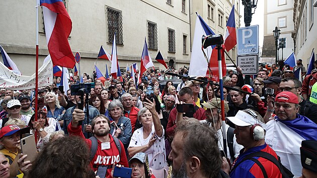 Několik stovek lidí demonstruje na Malostranském náměstí kvůli protikoronavirovým opatřením.
