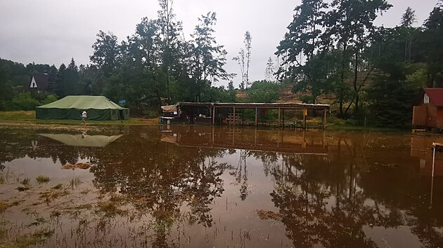 Jeden z dětských táborů na Pelhřimovsku musel být po vydatných bouřkách evakuován.