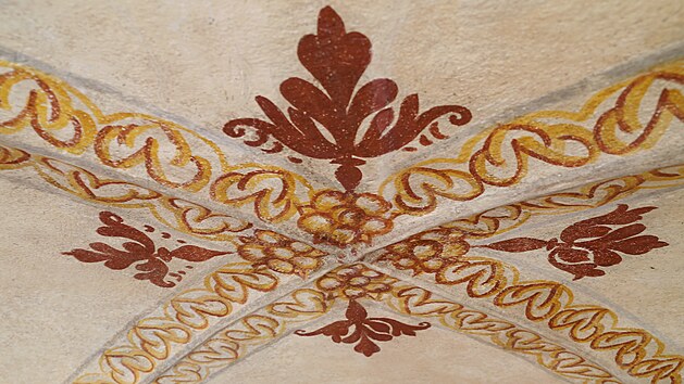 Téměř pět století staré stropní malby objevili v severní věži zámku v Benešově nad Ploučnicí, který patří ke krásným ukázkám saské renesance.