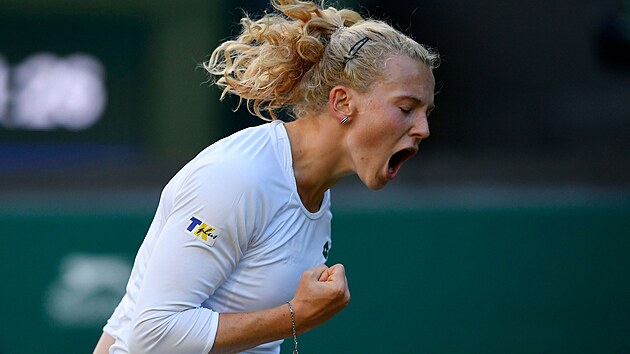 Kateřina Siniaková se raduje z vítězného míče ve třetím kole Wimbledonu.