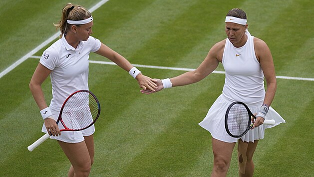 Lucie Hradeck (vpravo) a Marie Bouzkov ve Wimbledonu