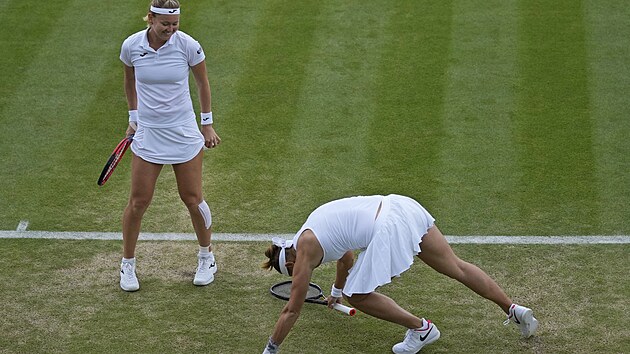 Lucie Hradecká (vpravo) a Marie Bouzková ve Wimbledonu
