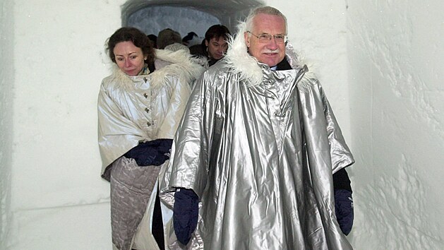 Prezident Vclav Klaus navtvil v doprovodu esk velvyslankyn ve vdsku Marie Chatardov Ledov hotel v obci Jukkasjrve za polrnm kruhem. (3. prosince 2003)