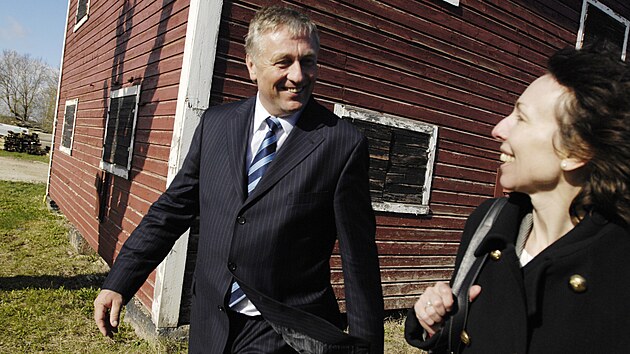 Premir Mirek Topolnek navtvil 18. dubna v doprovodu esk velvyslankyn ve vdsku Marie Chatardov farmu na ostrov Gotland uprosted Baltskho moe. (18. dubna 2007)