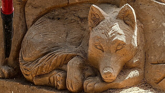 Na Pustevnách vytvořili umělci sochy z 90 tun písku na téma zvířata v Beskydech. Lidé je mohou obdivovat po celé léto.