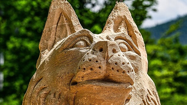 Na Pustevnách vytvořili umělci sochy z 90 tun písku na téma zvířata v Beskydech. Lidé je mohou obdivovat po celé léto.