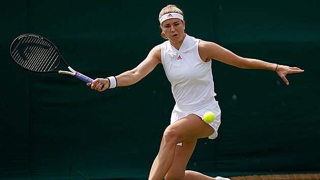 Karolína Muchová dobíhá k míči ve druhém kole Wimbledonu.