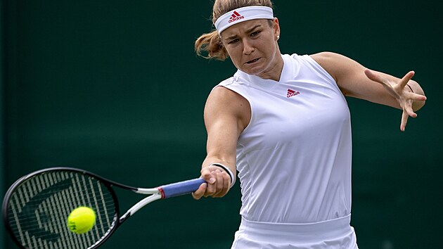 Karolína Muchová se opírá do forhendu ve druhém kole Wimbledonu.