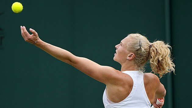Kateřina Siniaková podává ve druhém kole Wimbledonu.