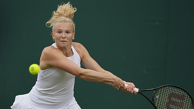 Kateřina Siniaková se napřahuje l bekhendu ve druhém kole Wimbledonu.