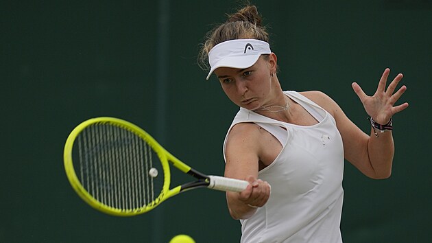 Barbora Krejčíková hraje forhend ve třetím kole Wimbledonu.