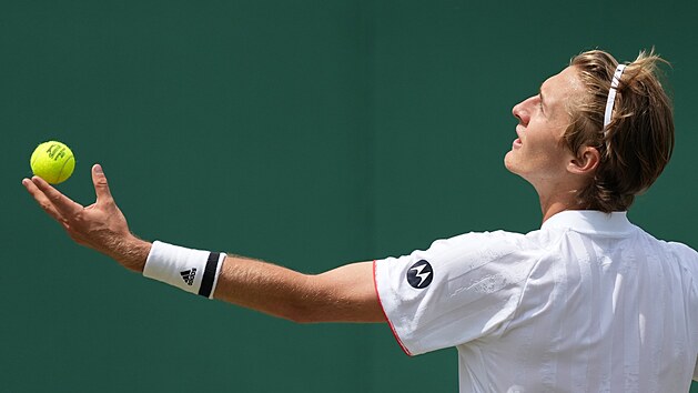 Američan Sebastian Korda podává v osmifinále Wimbledonu.