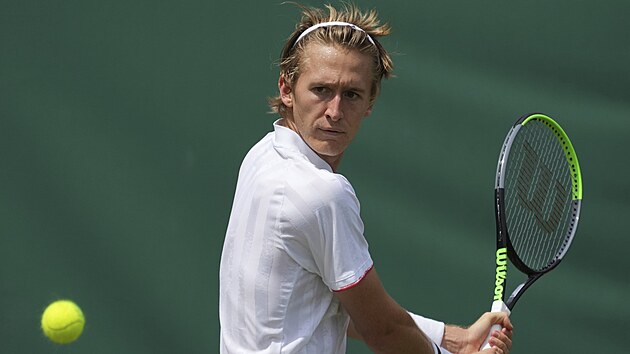 Američan Sebastian Korda hraje bekhend v osmifinále Wimbledonu.