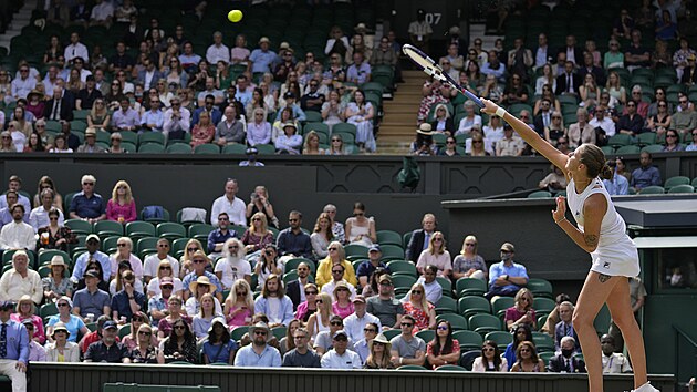 Karolína Plíšková podává v semifinále Wimbledonu.
