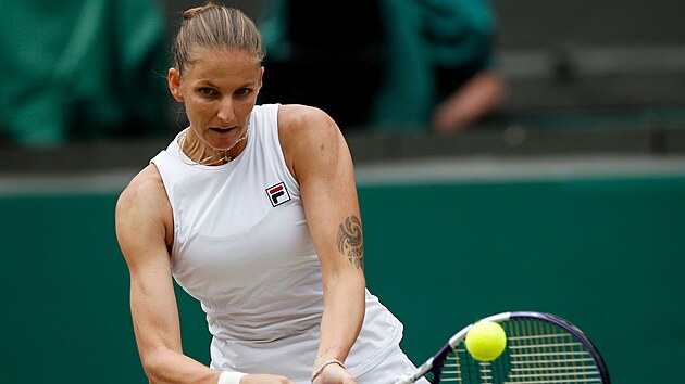 Karolína Plíšková hraje bekhend v semifinále Wimbledonu.