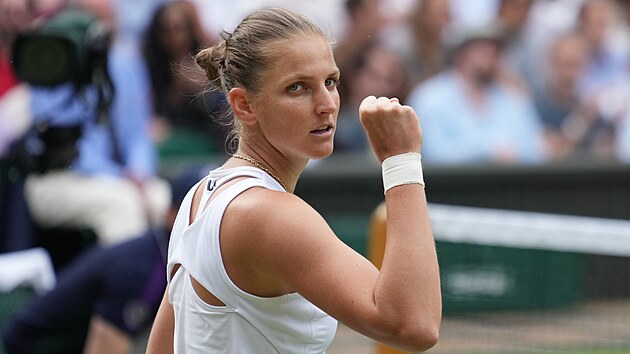 Karolína Plíšková se hecuje v semifinále Wimbledonu.